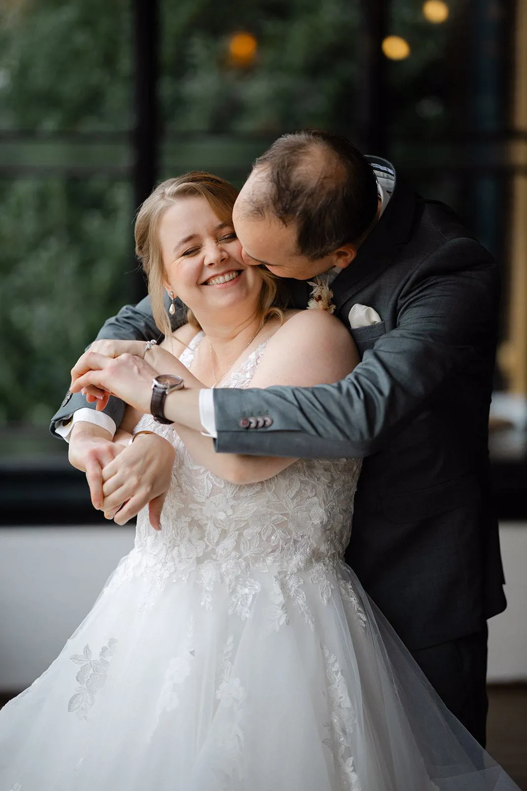 2.	real bride chantal verleg in een romantische ballgown trouwjurk samen met sander