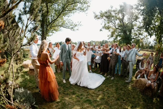 2.	real bride kikkie swiers tijdens ceremonie in elegante a-lijn bruidsjurk van bruidshuis diana