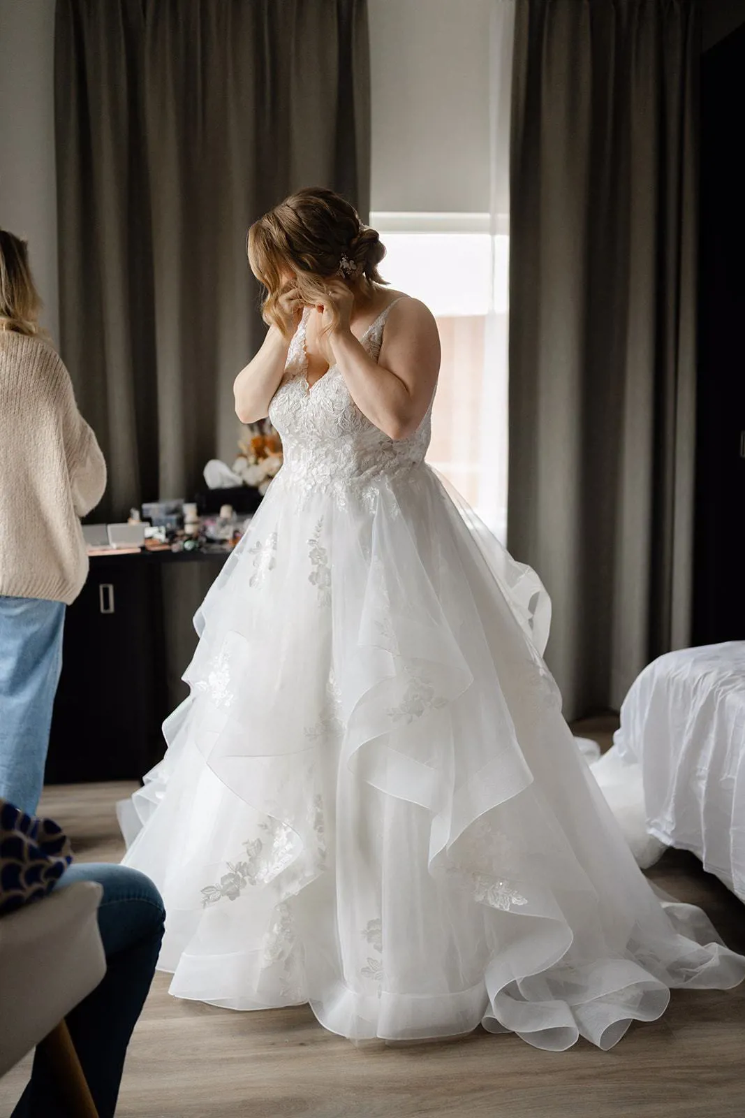 1.	real bride chantal verleg in een romantische ballgown trouwjurk tijdens het klaarmaken