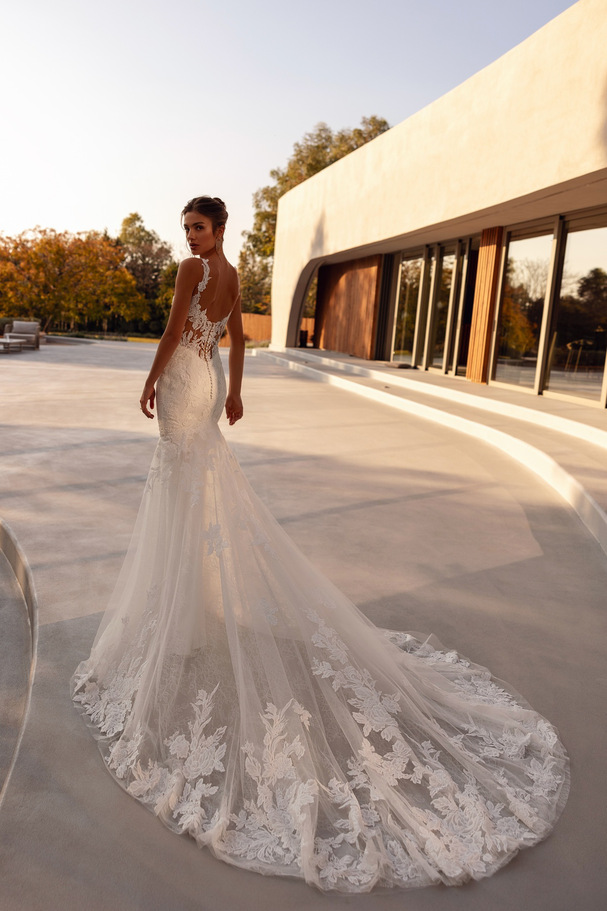 Trouwjurk zeemeermin 1516 van Demetrios. Achteraanzicht van de lage rug en de lange, kanten sleep.