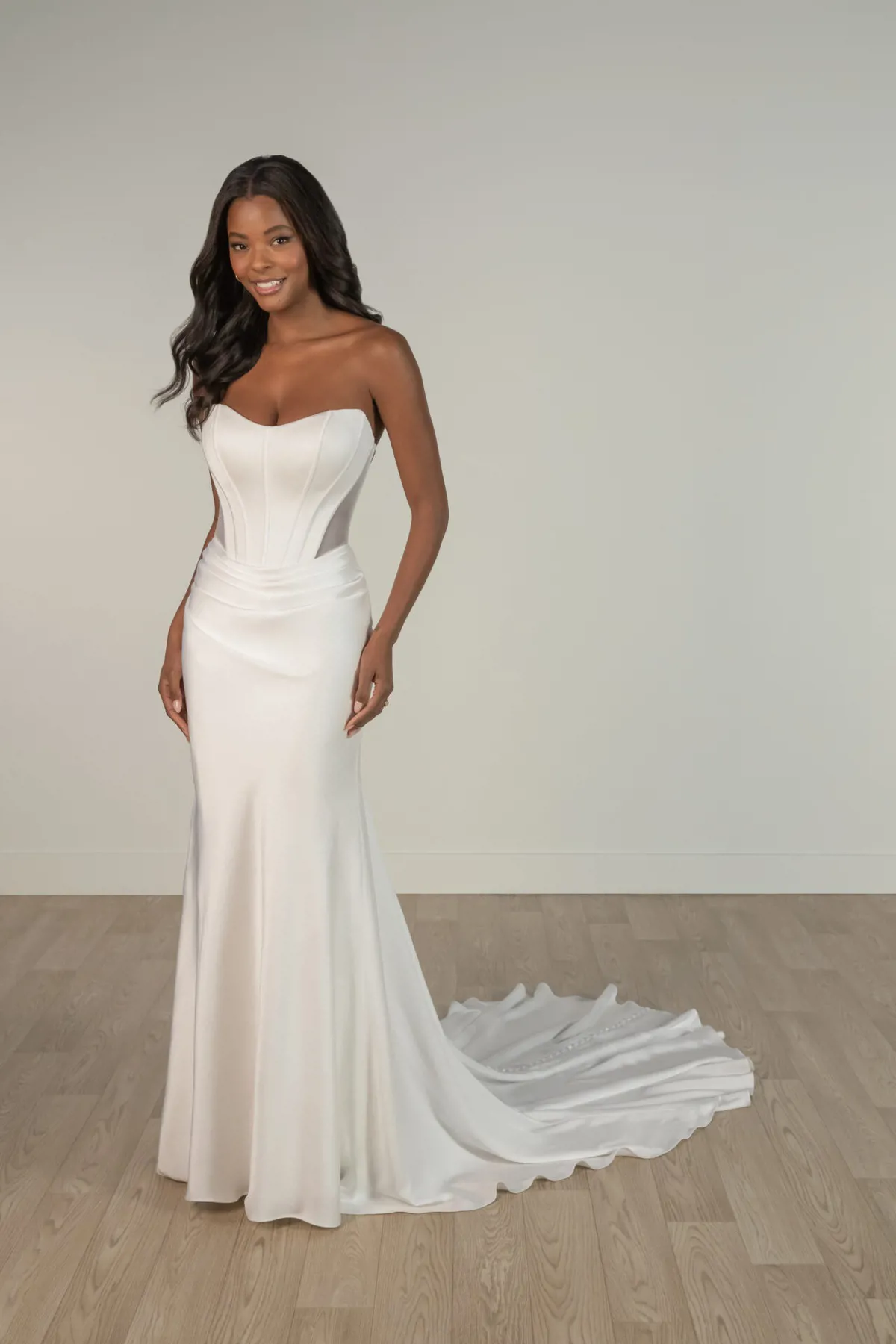 Trouwjurk met korsetlijfje Stella York 8161. Vooraanzicht van de strapless satijnen jurk met see-through zijkanten.