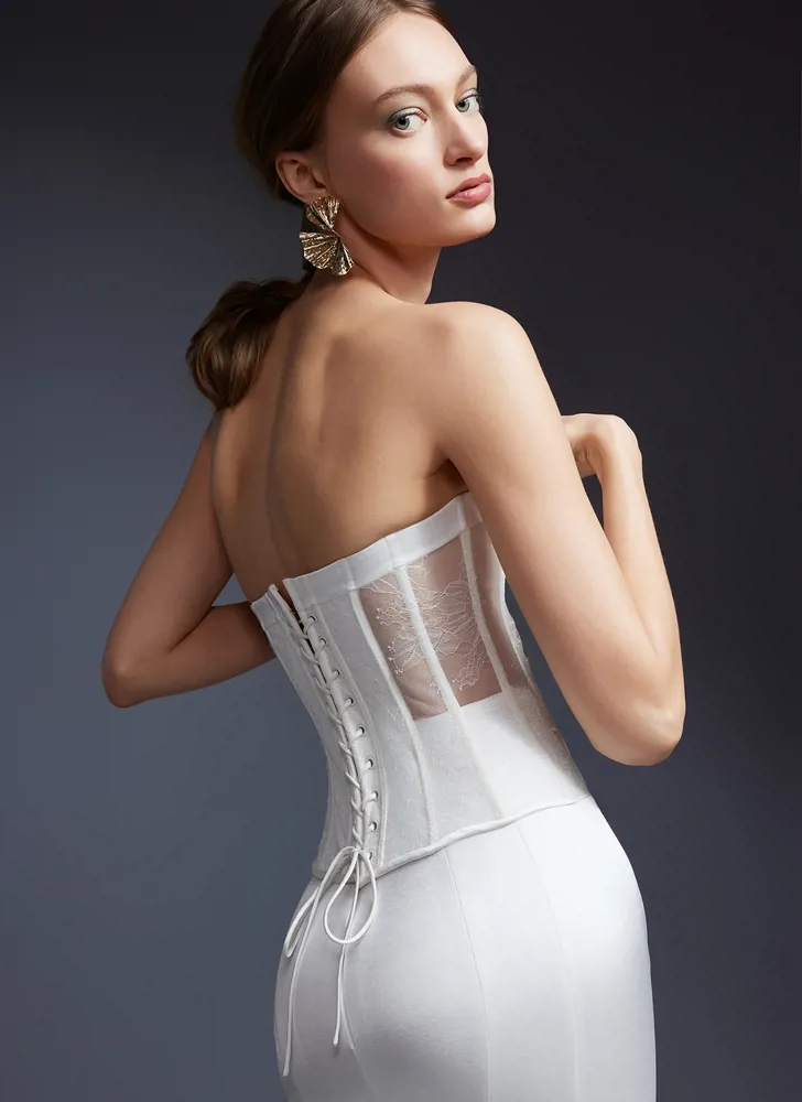 Trouwjurk met korset NAVY van Ines di Santo. Achteraanzicht van de see-through top met kant en een elegante vetersluiting.