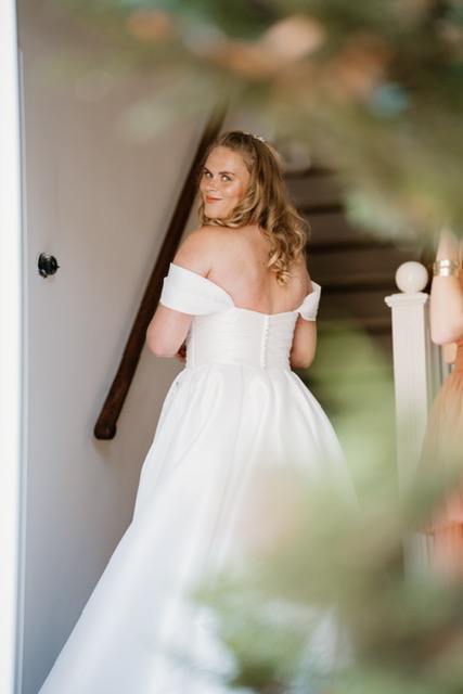 1.	real bride kikkie swiers in romantische off-shoulder a-lijn trouwjurk van bruidshuis diana