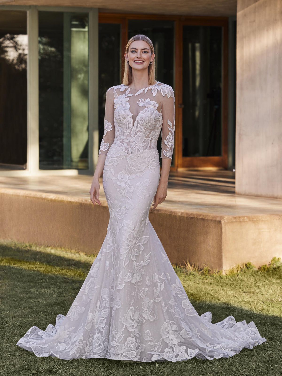 Zeemeermin trouwjurk Yai van Pronovias, vooraanzicht, met see-through lijfje en kanten mouwen met bloemen.