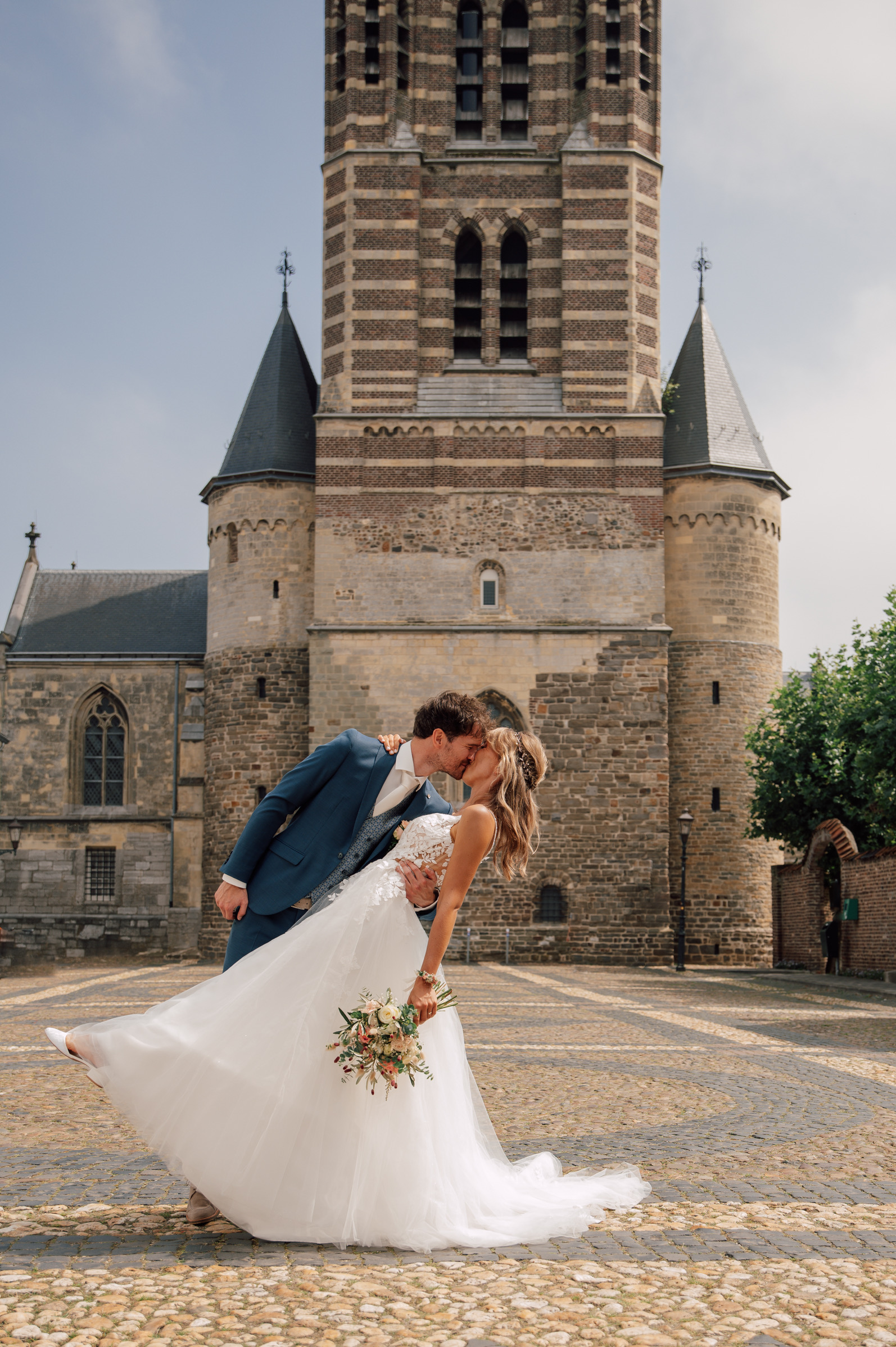 kimberly in haar trouwjurk met haar man