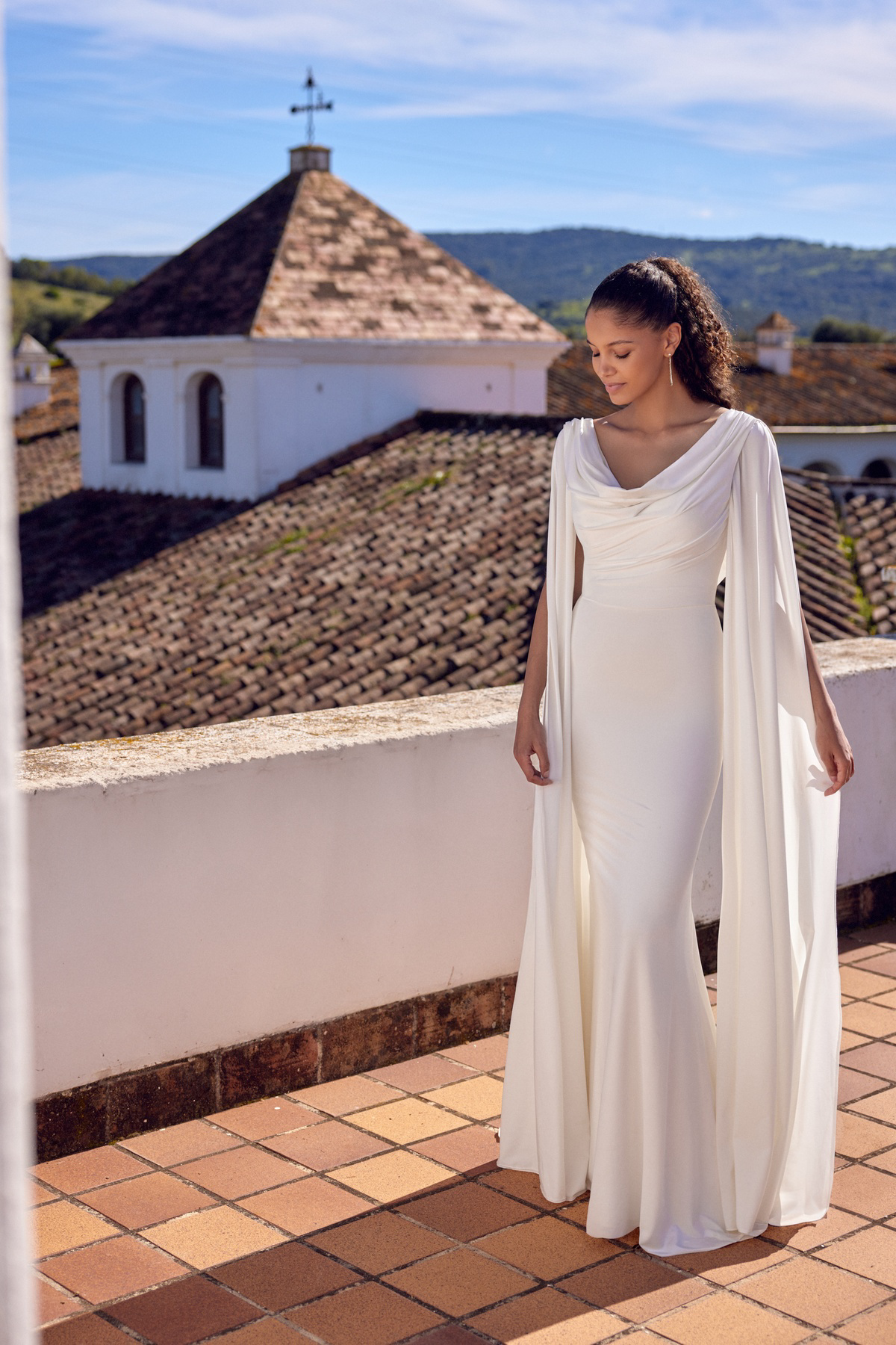 Bruidsjurk met cape 66434 van Lillian West, vooraanzicht van de aangesloten jurk met een gedrapeerd lijfje.