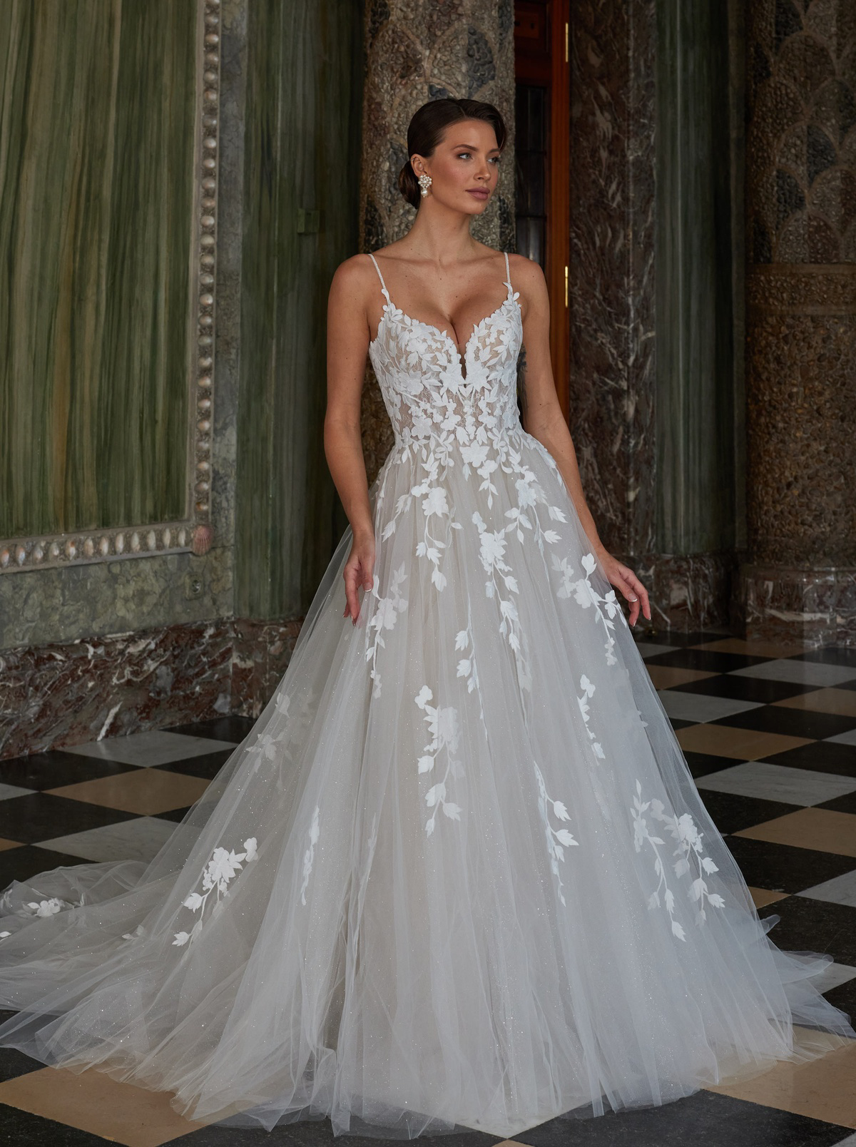 Trouwjurk met kant en glitter 50921 van Diane Legrand. Vooraanzicht van de A-lijn met V-hals en see-through korsetlijfje.