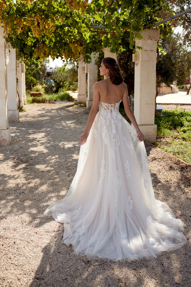 A-lijn trouwjurk 66405 van Lillian West met lage rug. Achteraanzicht van het kanten lijfje en de flowy tule rok.