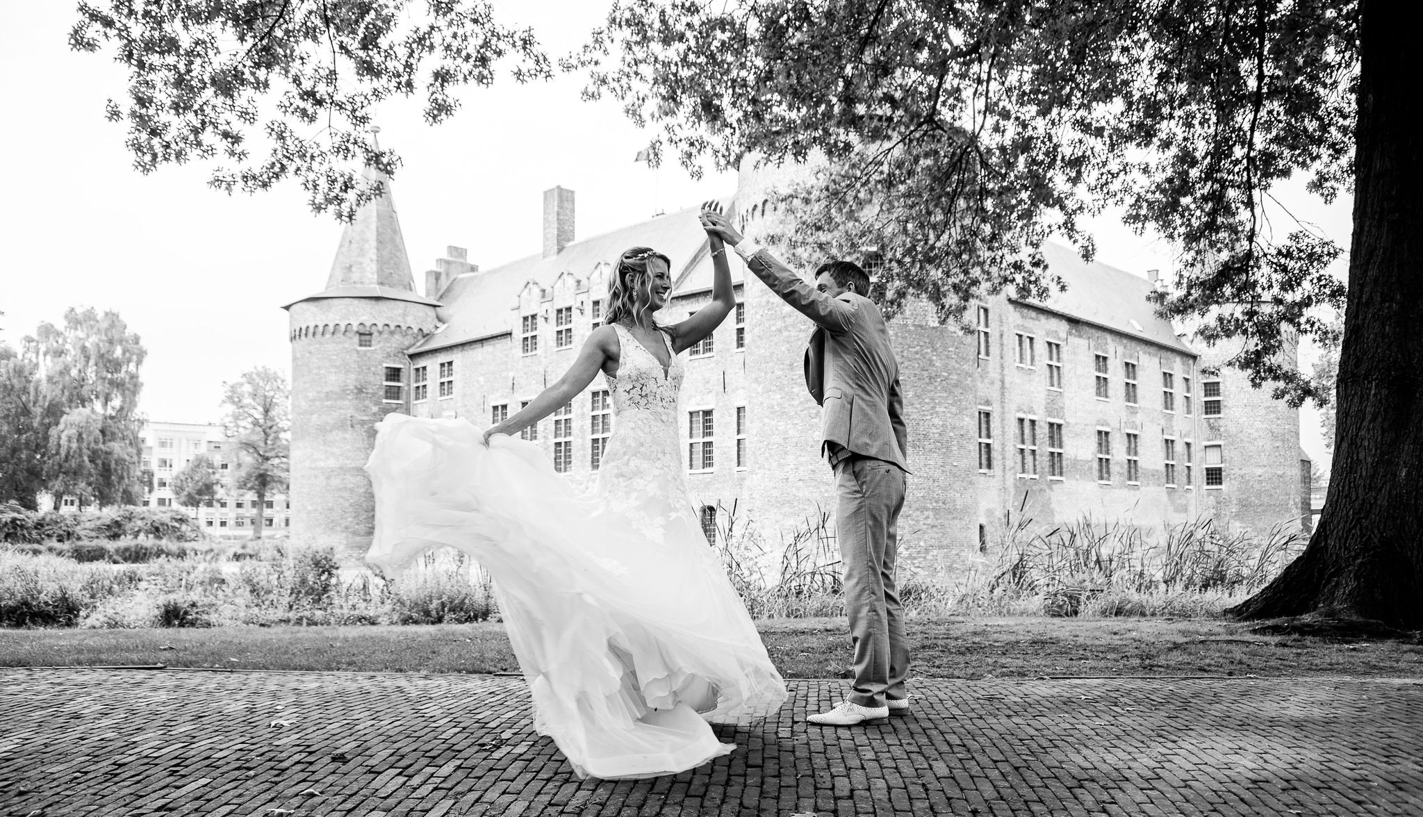 marlyn in haar trouwjurk bij een kasteel