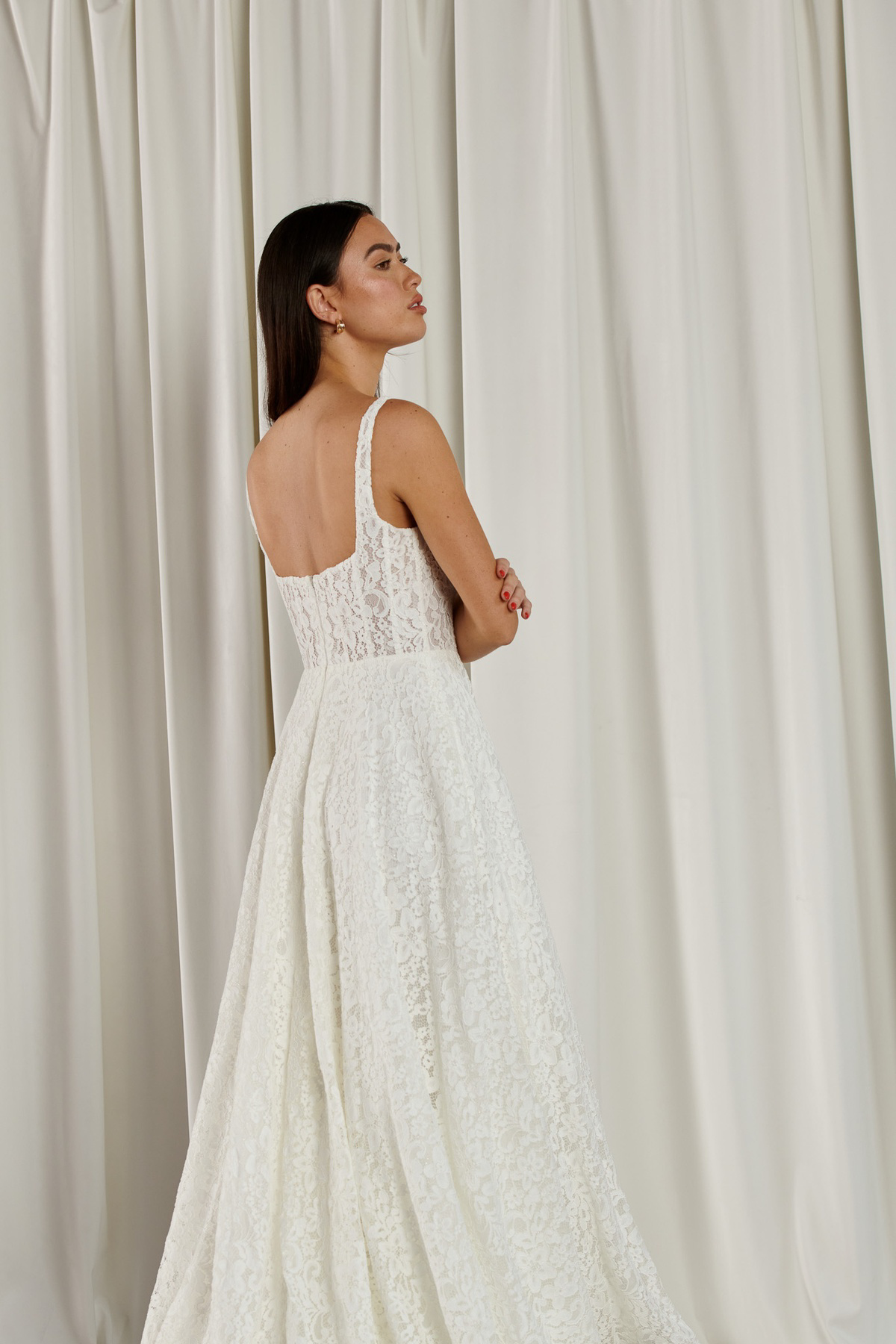 Kanten A-lijn trouwjurk 23092 van Cizzy Bridal. Zijaanzicht van de romantische bruidsjurk met een vierkante rug.