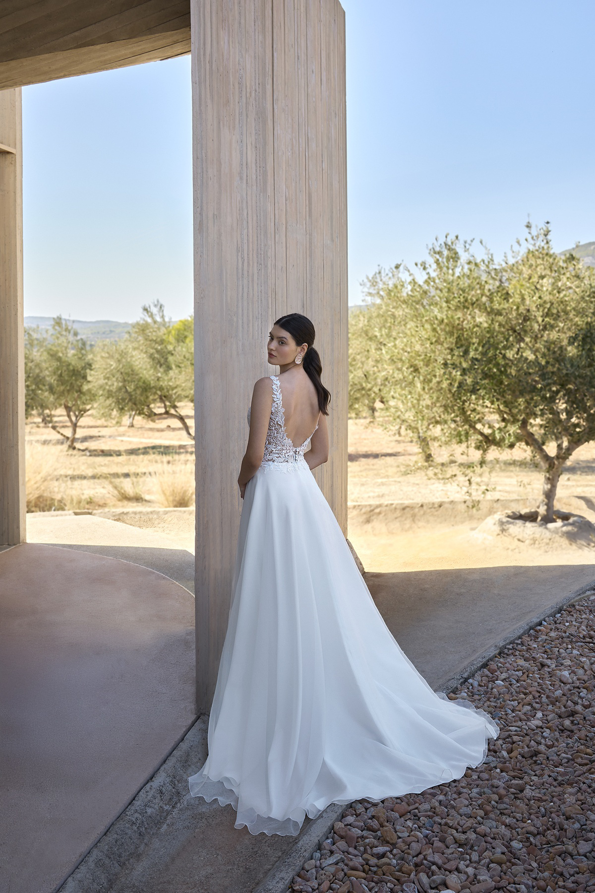 A-lijn trouwjurk L1174 van Orea sposa met lage rug en kanten lijfje. Achteraanzicht van deze romantische, flowy bruidsjurk.