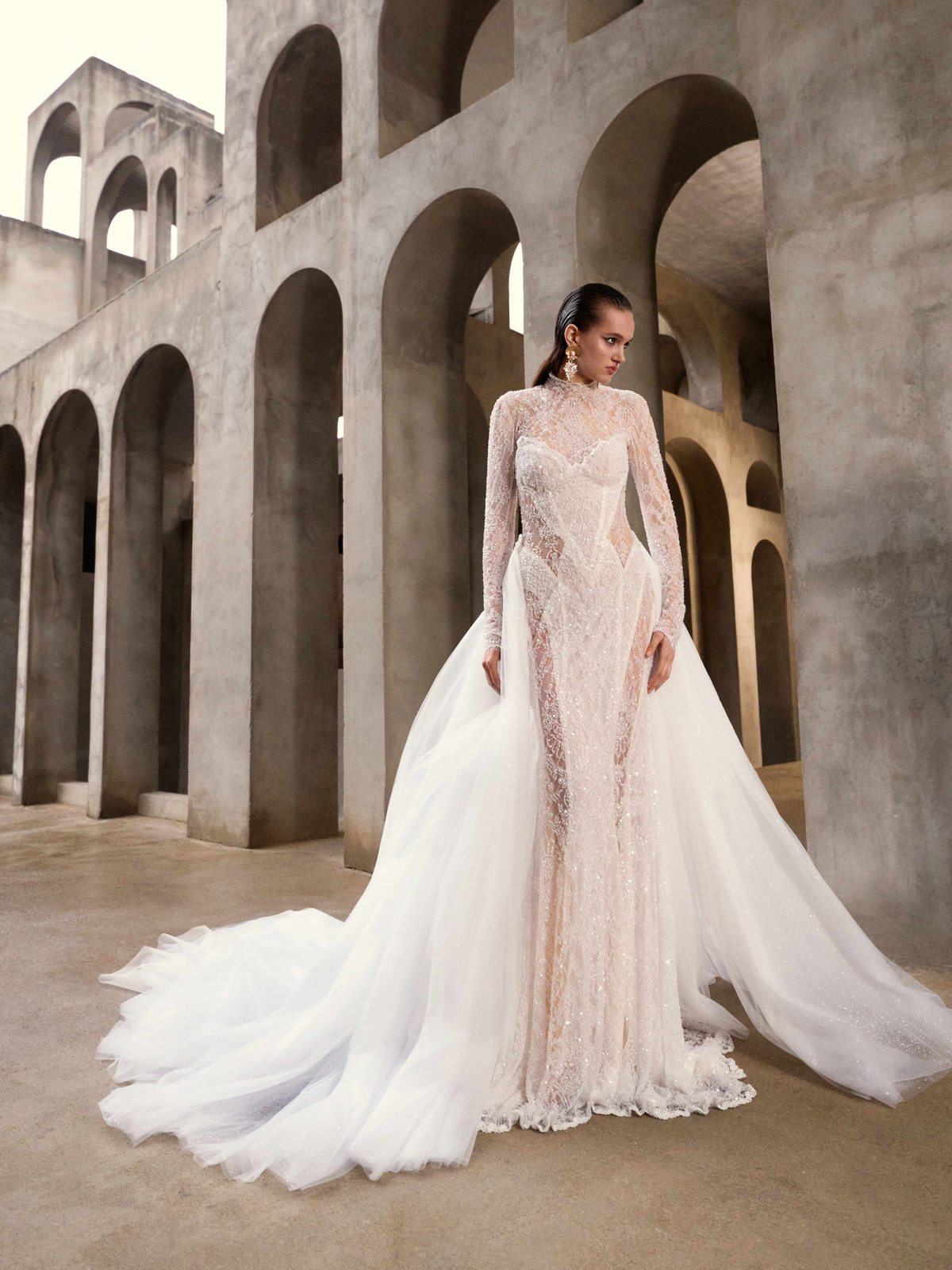 Trouwjurk met overrok Mariposa van Galia Lahav. Vooraanzicht van de see-through glitterjurk, exclusief bij Bruidshuis Diana.