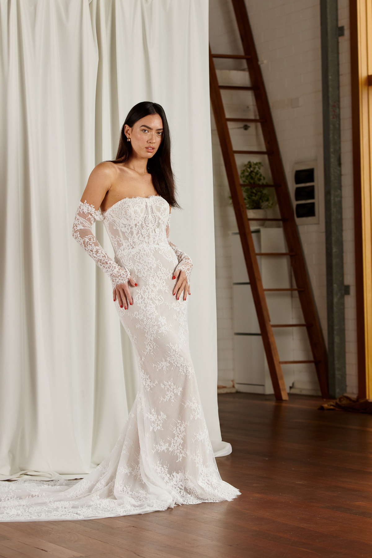 Trouwjurk met kant 23112 Cizzy Bridal. Vooraanzicht van de strapless jurk met losse mouwen en aangesloten pasvorm.