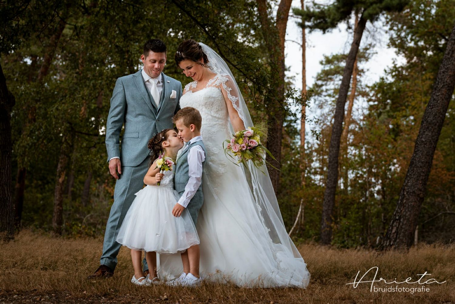 suzanna in trouwjurk met haar gezin