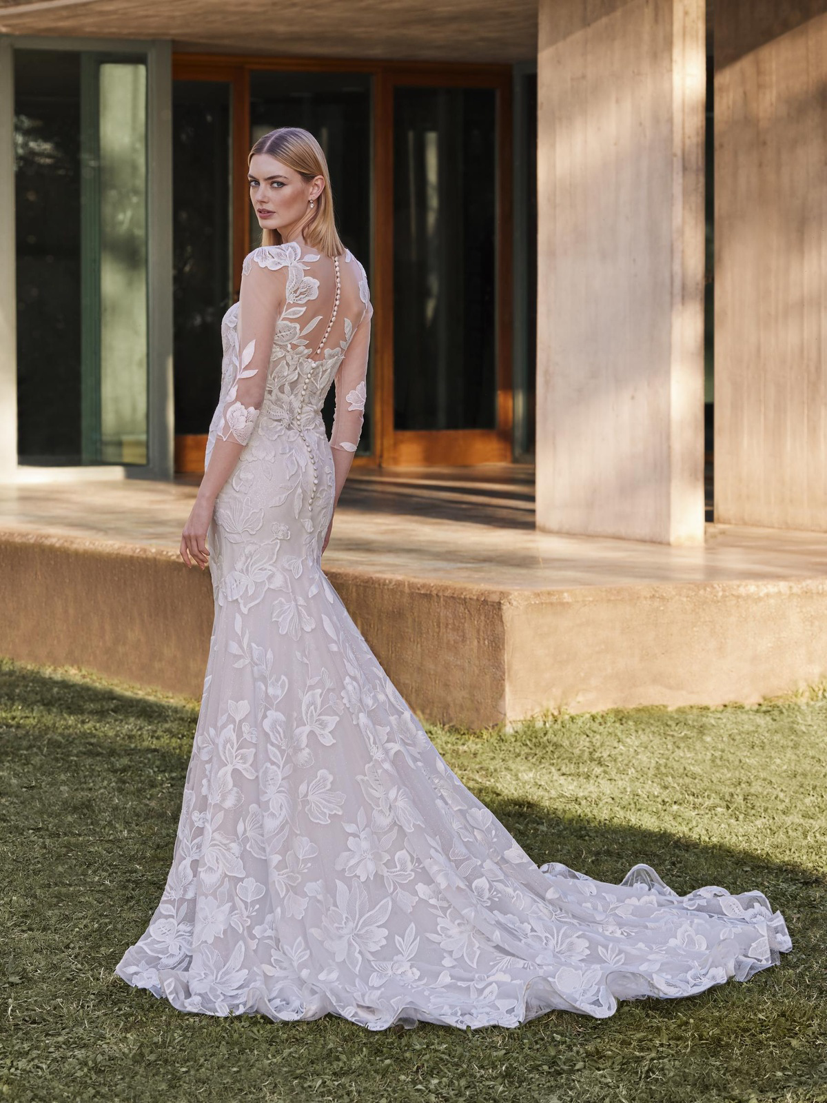 Kanten zeemeermin trouwjurk Yai van Pronovias. Achteraanzicht met see-through rug, lange mouwen en picpac knoopjes.