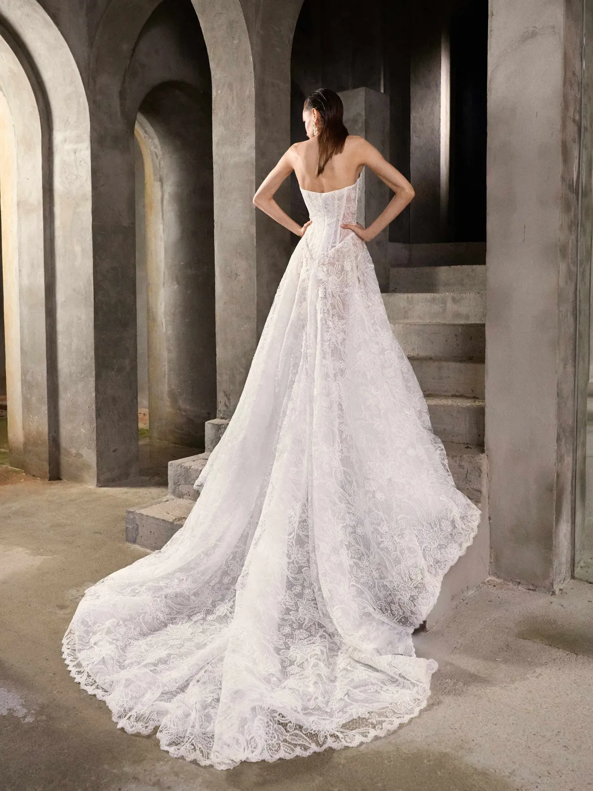 A-lijn trouwjurk Belladonna van Galia Lahav. Achteraanzicht van het kanten korsetlijfje en de indrukwekkende lange sleep.