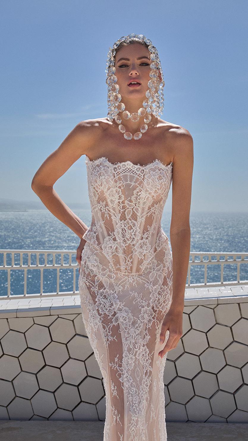 Galia Lahav strapless kanten trouwjurk Evangeline met doorzichtig bovenstuk en smalle taille, met kristallen hoofdband aan zee