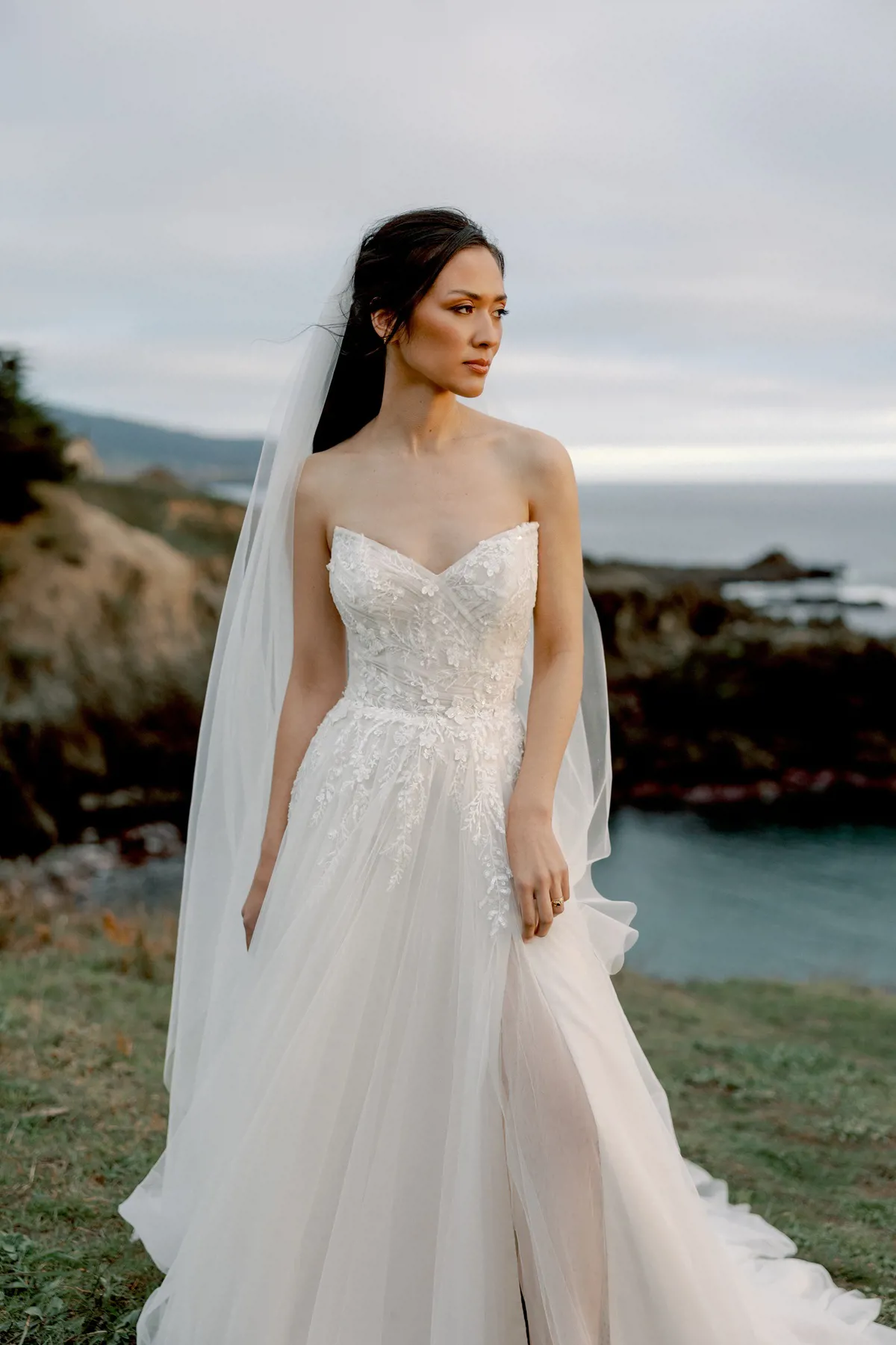 A-lijn trouwjurk 11424 van Adore, zijaanzicht. Strapless bruidsjurk met een kanten lijfje en een split in de tule rok.