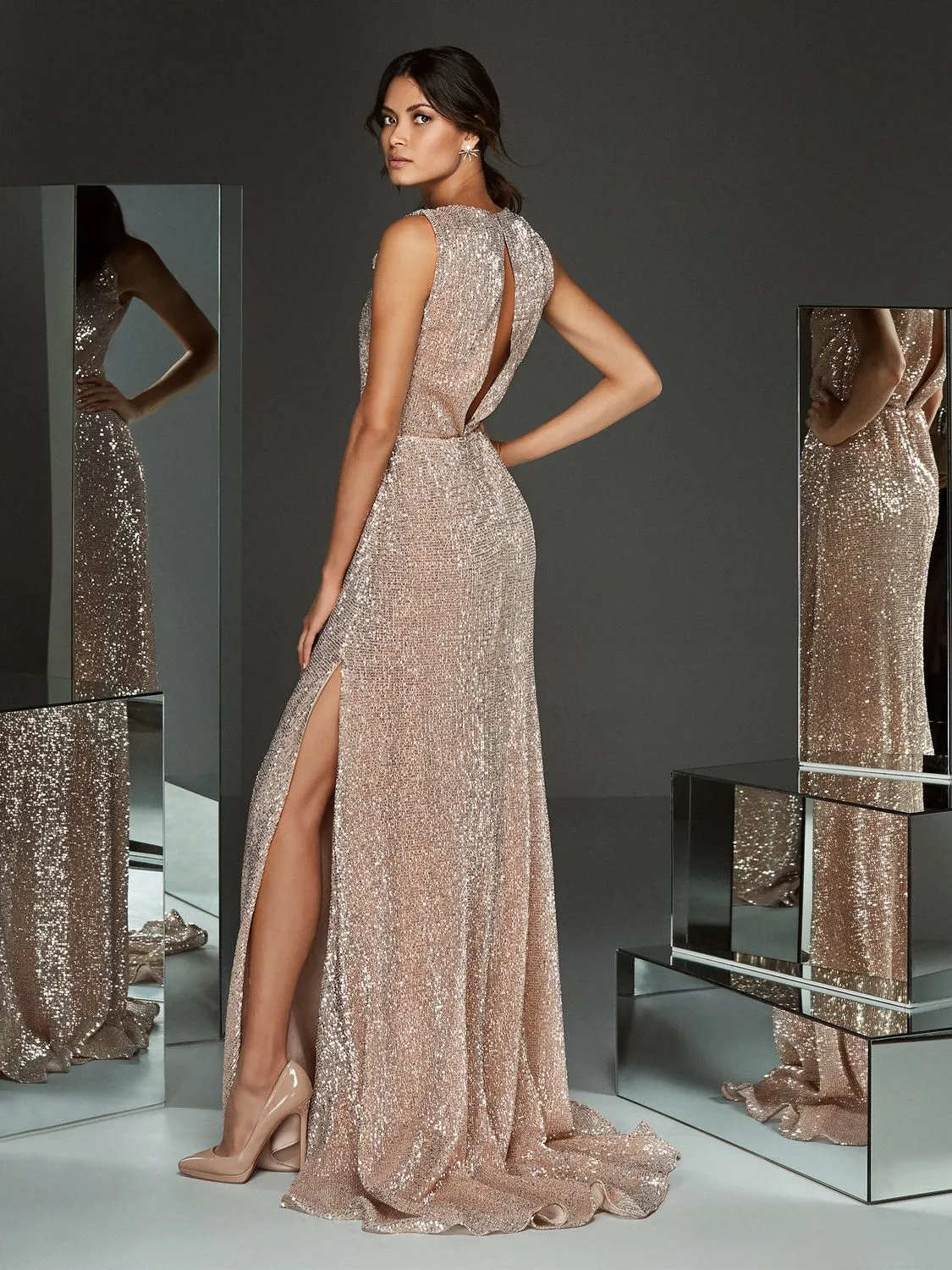 vrouw met glitterjurk van achter