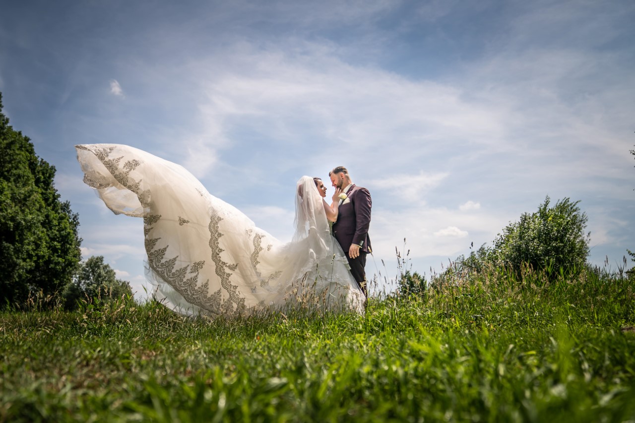 trouwjurk waait de lucht in sharmaine