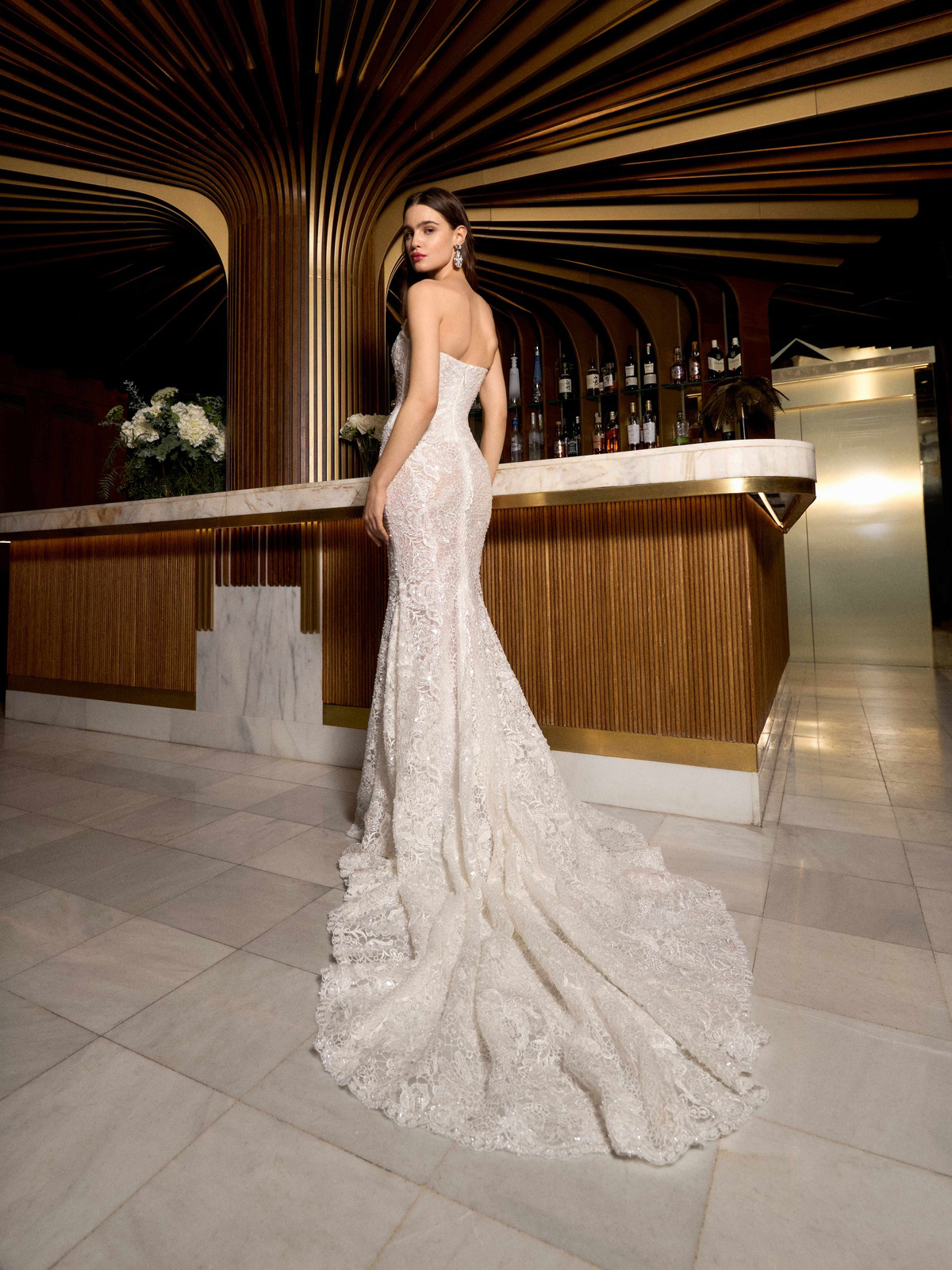 Zeemeermin trouwjurk Passion van Galia Lahav. Achteraanzicht van de strapless jurk met glitter kant en een lange sleep.