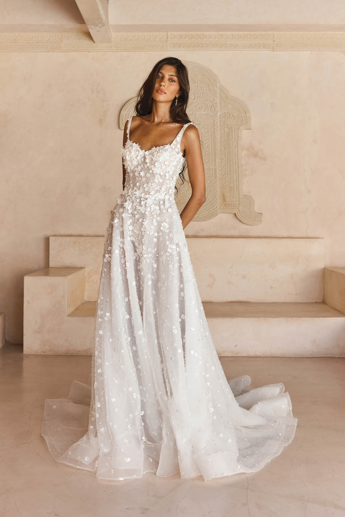 A-lijn trouwjurk Leisel van Madi Lane. Vooraanzicht met 3D bloemen, een sweetheart hals en flowy tule rok.