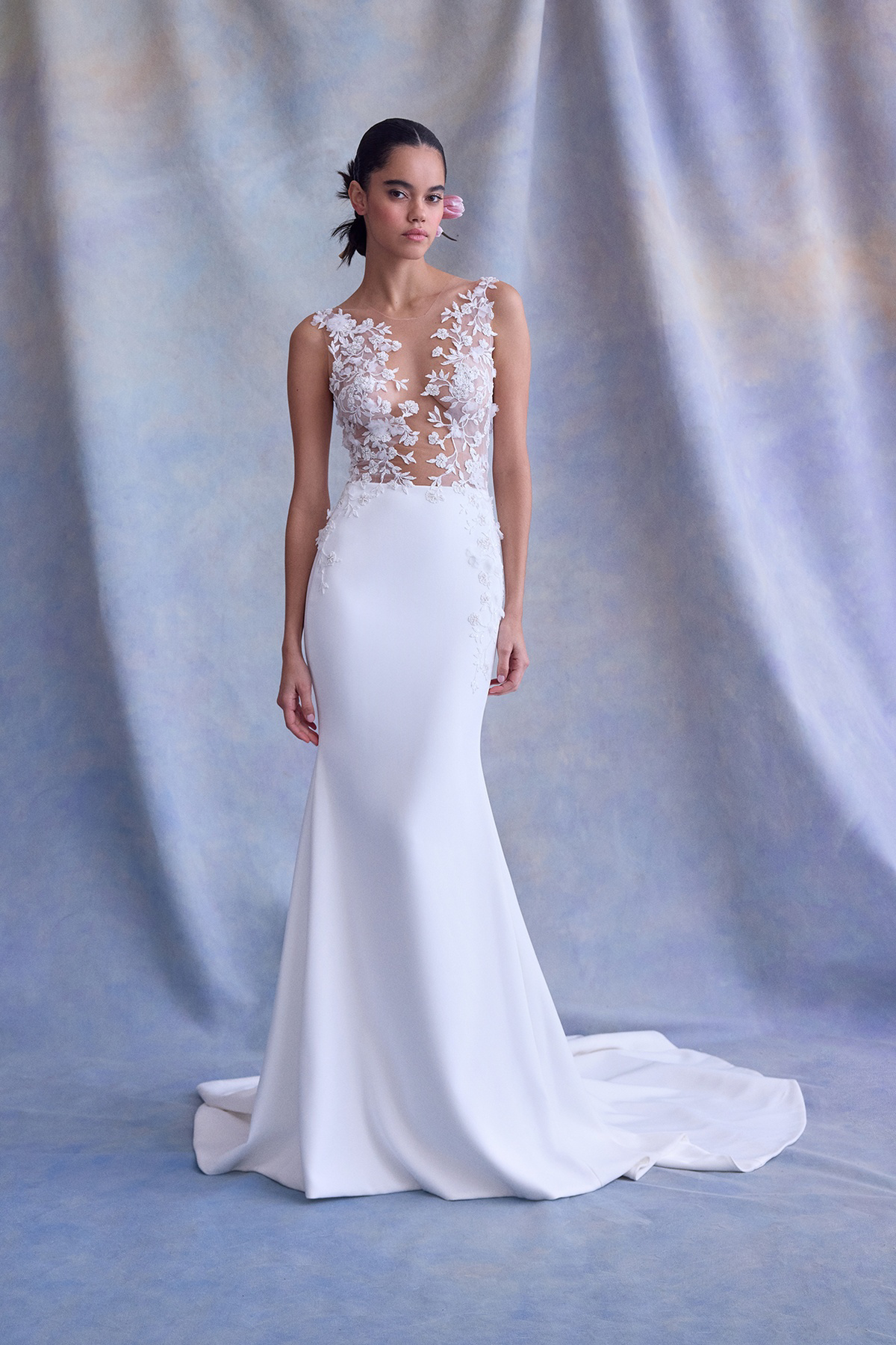 Aangesloten trouwjurk Sunny van Adore met see-through lijfje met 3D kant en een gladde rok, vooraanzicht.