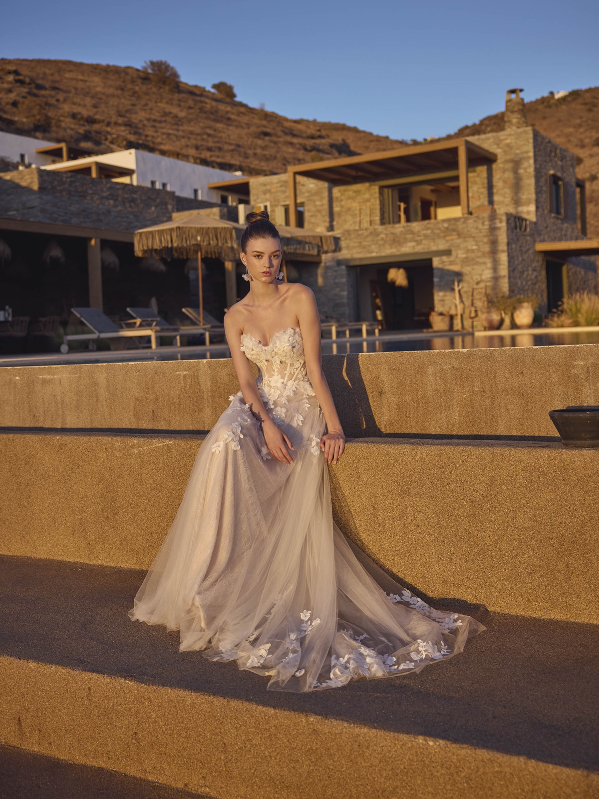 Vooraanzicht A-lijn trouwjurk Halia van Modeca. Strapless lijfje met 3D kant en een romantische tule rok.