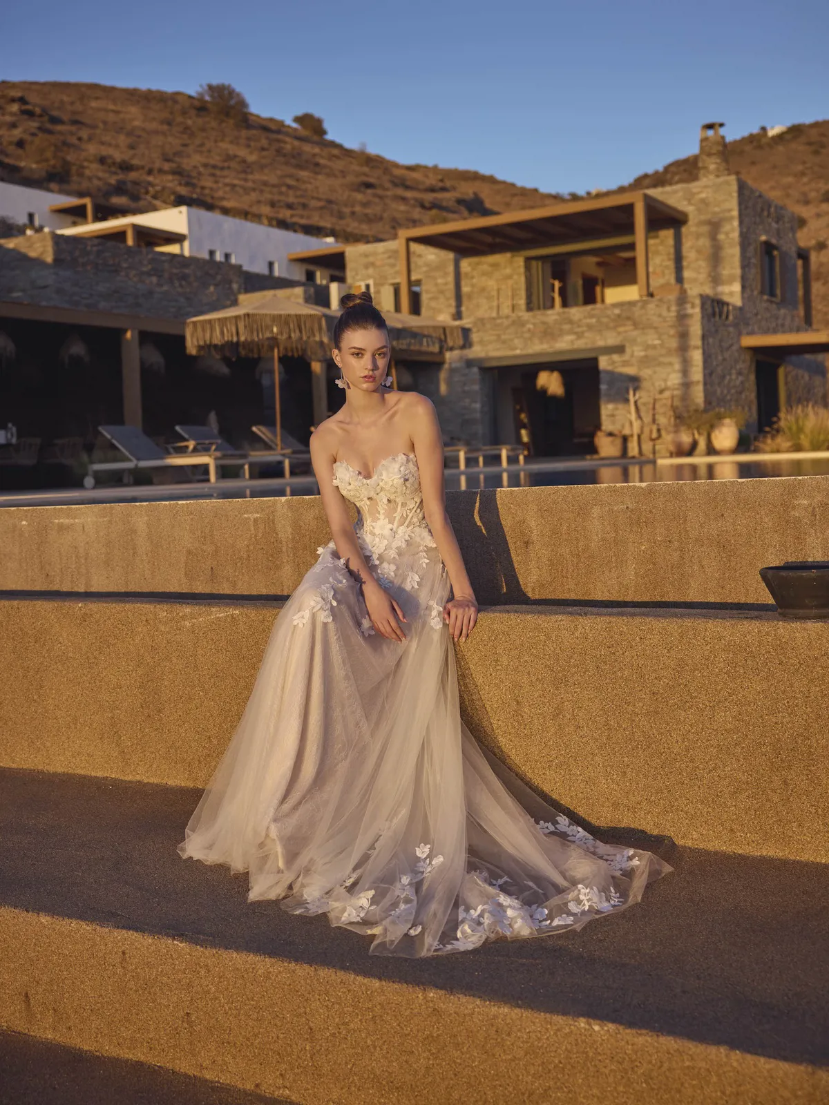 Vooraanzicht A-lijn trouwjurk Halia van Modeca. Strapless lijfje met 3D kant en een romantische tule rok.