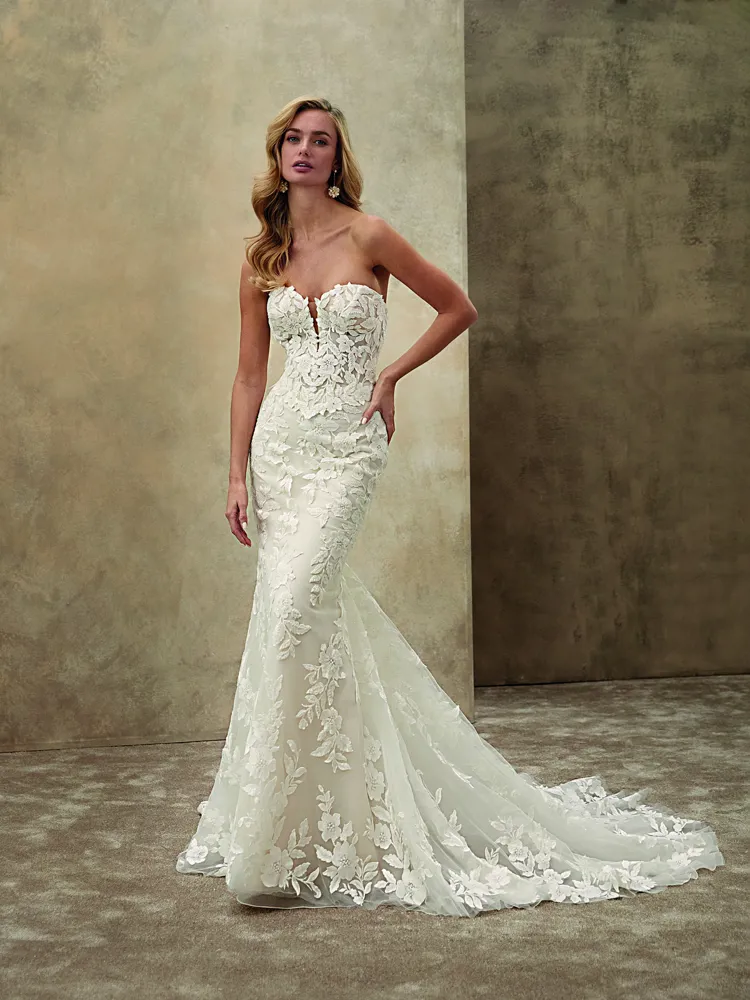 Strapless zeemeermin trouwjurk 1538 van Demetrios met 3D kant en een sweetheart halslijn. Vooraanzicht.
