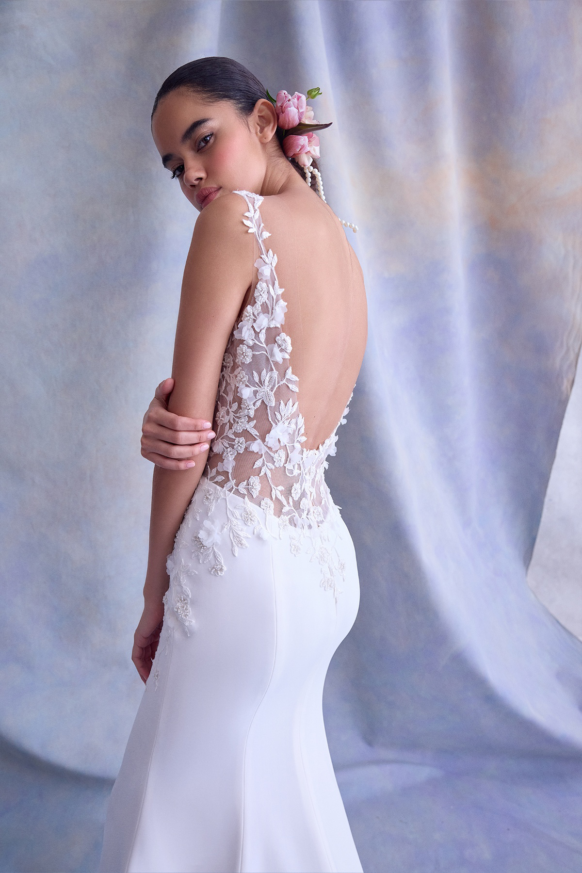 Trouwjurk met lage rug Sunny van Adore. Zijaanzicht van de see-through rug met kanten details en aangesloten zeemeermin rok.