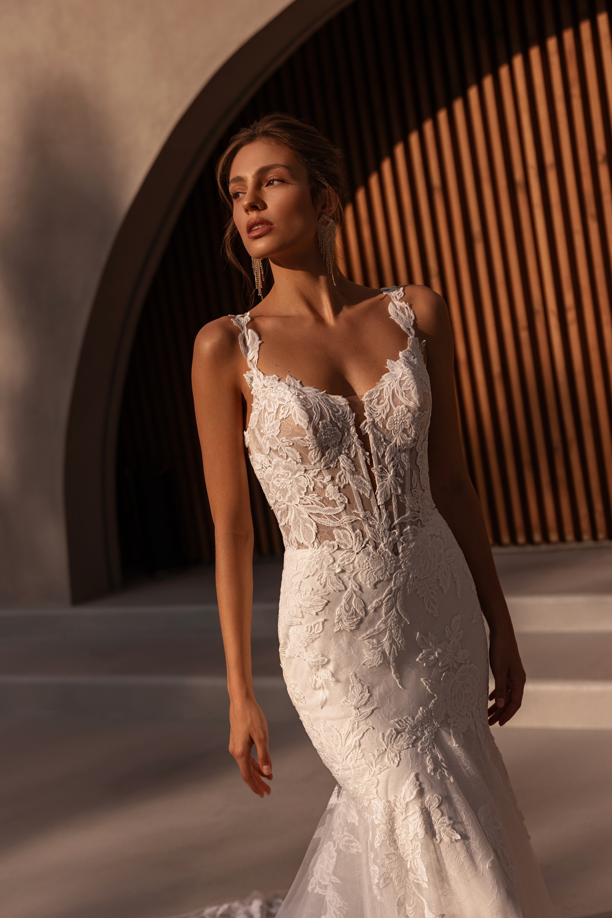 Aangesloten trouwjurk 1516 van Demetrios. Close-up van het see-through korsetlijfje met kant en romantische schouderbandjes.