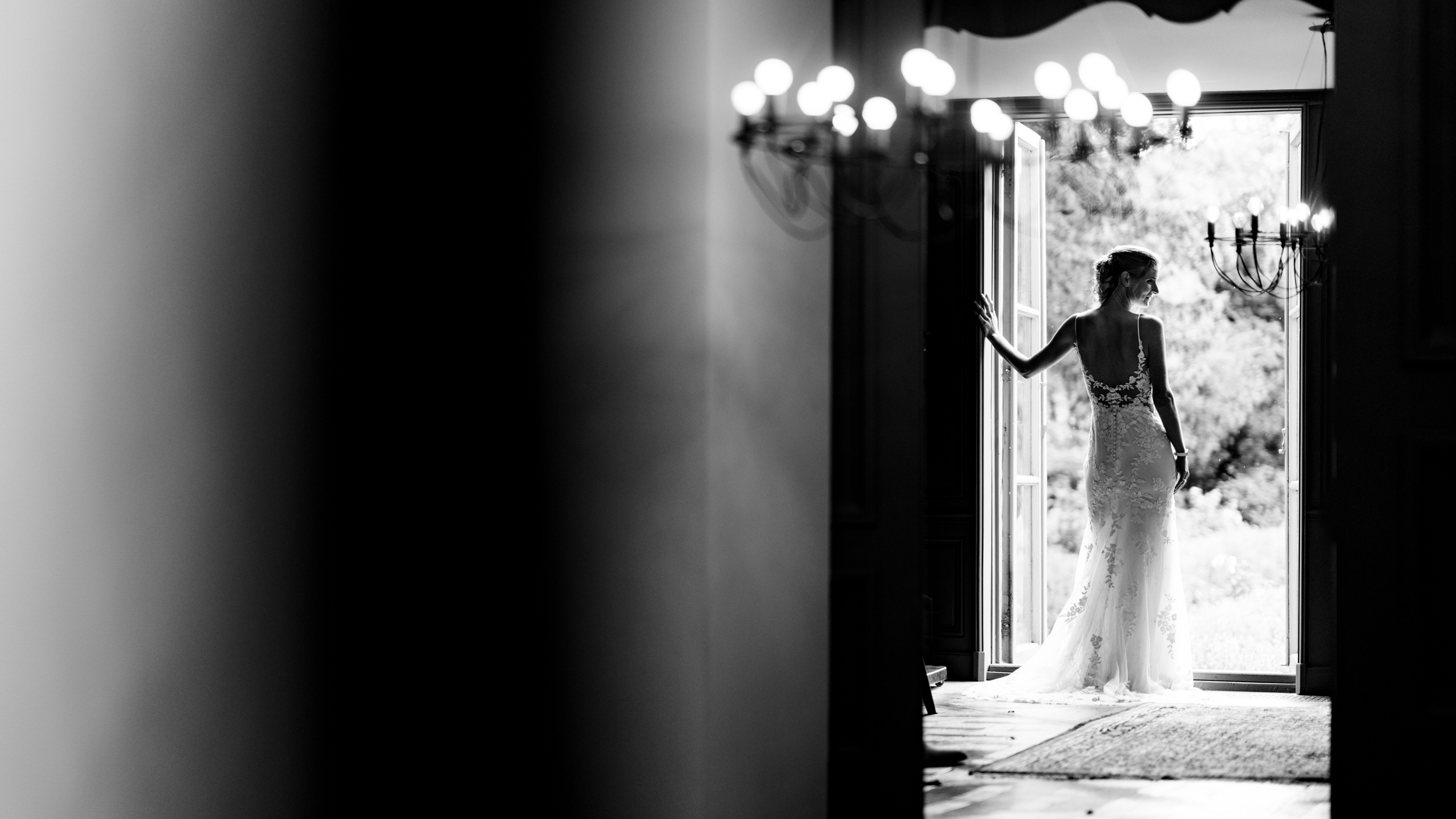 sasha in haar trouwjurk zwart wit