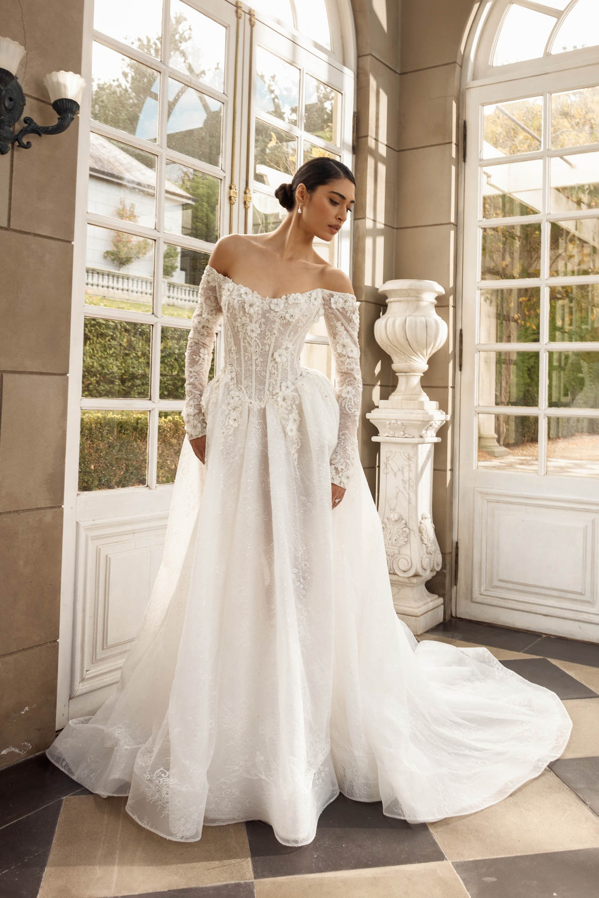 Off-shoulder trouwjurk Italia van Jeune by Madi Lane met lange mouwen en 3D kant, vooraanzicht, exclusief bij Bruidshuis Diana.