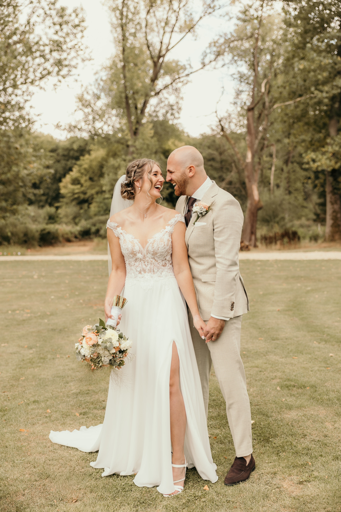 real-bride-review-babette-rosalle-bruidshuis-diana bruid Babette Rosalle met haar partner voor wit landhuis in romantische trouwjurk met diepe V-hals