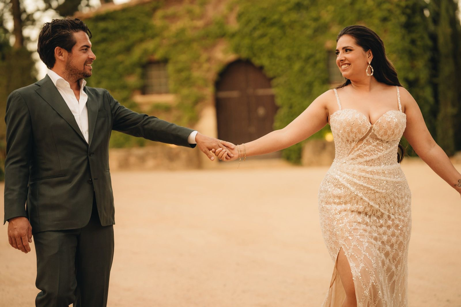 Leslie Keijzer straalt in second look trouwjurk van Bruidshuis Diana