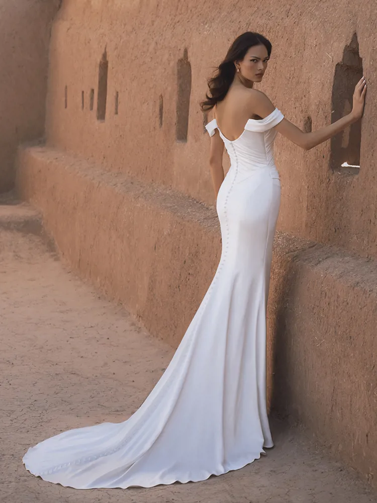 Trouwjurk zeemeermin Thu van Blue by Enzoani. Achteraanzicht met off-shoulder bandjes en picpac knoopjes over de sleep.