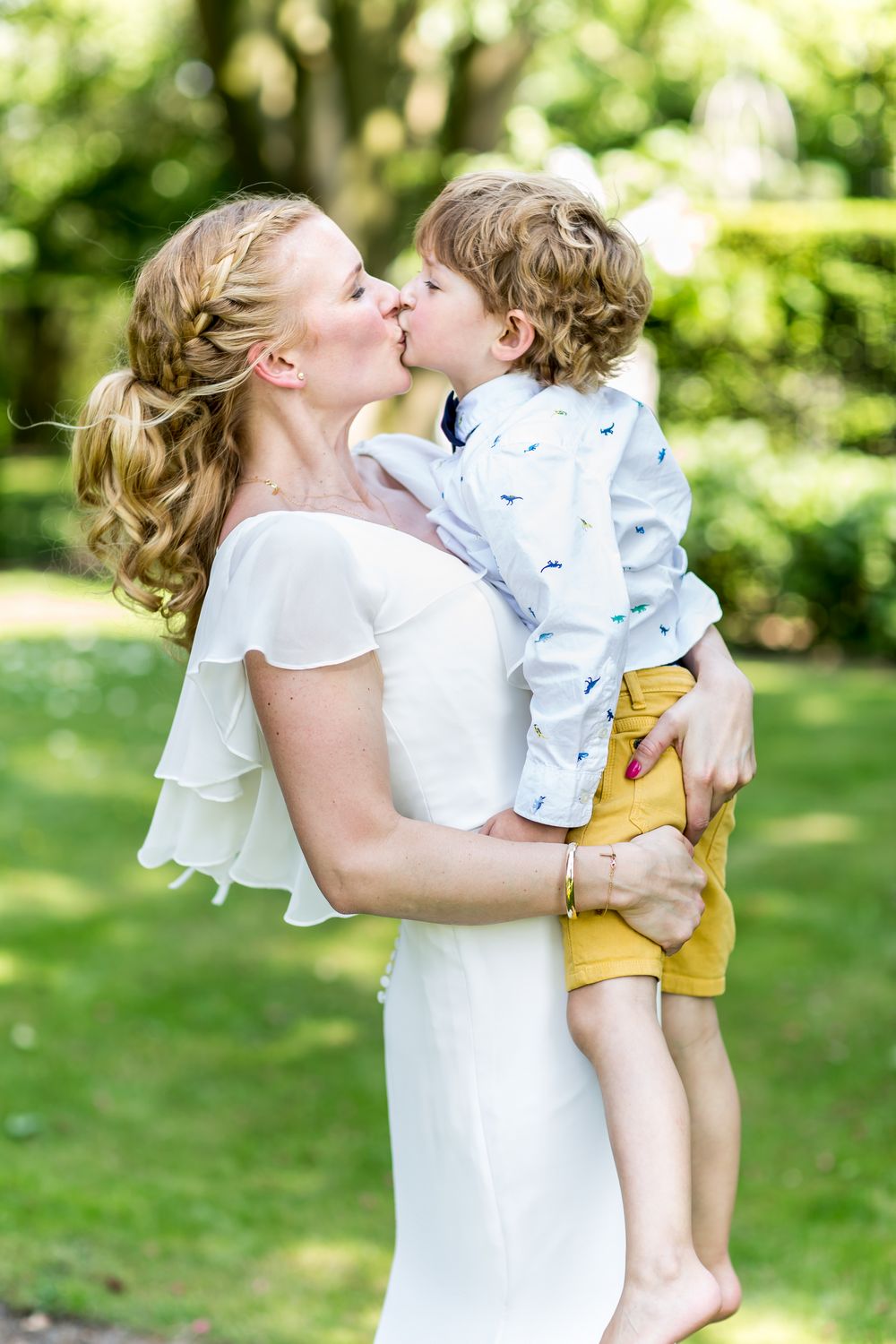 Nienke in trouwjurk met zoon