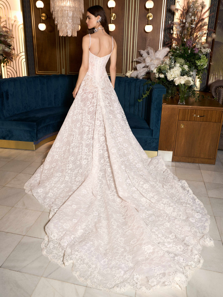 Trouwjurk met lage rug Tonic van Galia Lahav in volledig kant. Achteraanzicht van de A-lijn jurk met lange sleep.