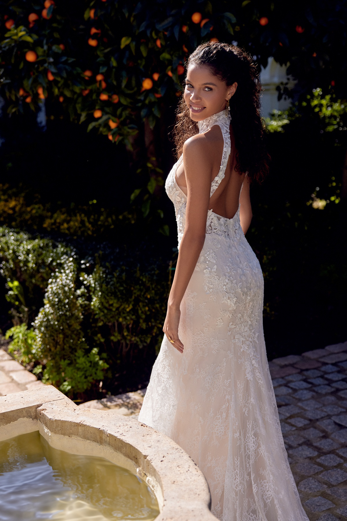 Trouwjurk met lage rug 66424 Lillian West. Achteraanzicht van de kanten bohemian bruidsjurk met hoge halternek.