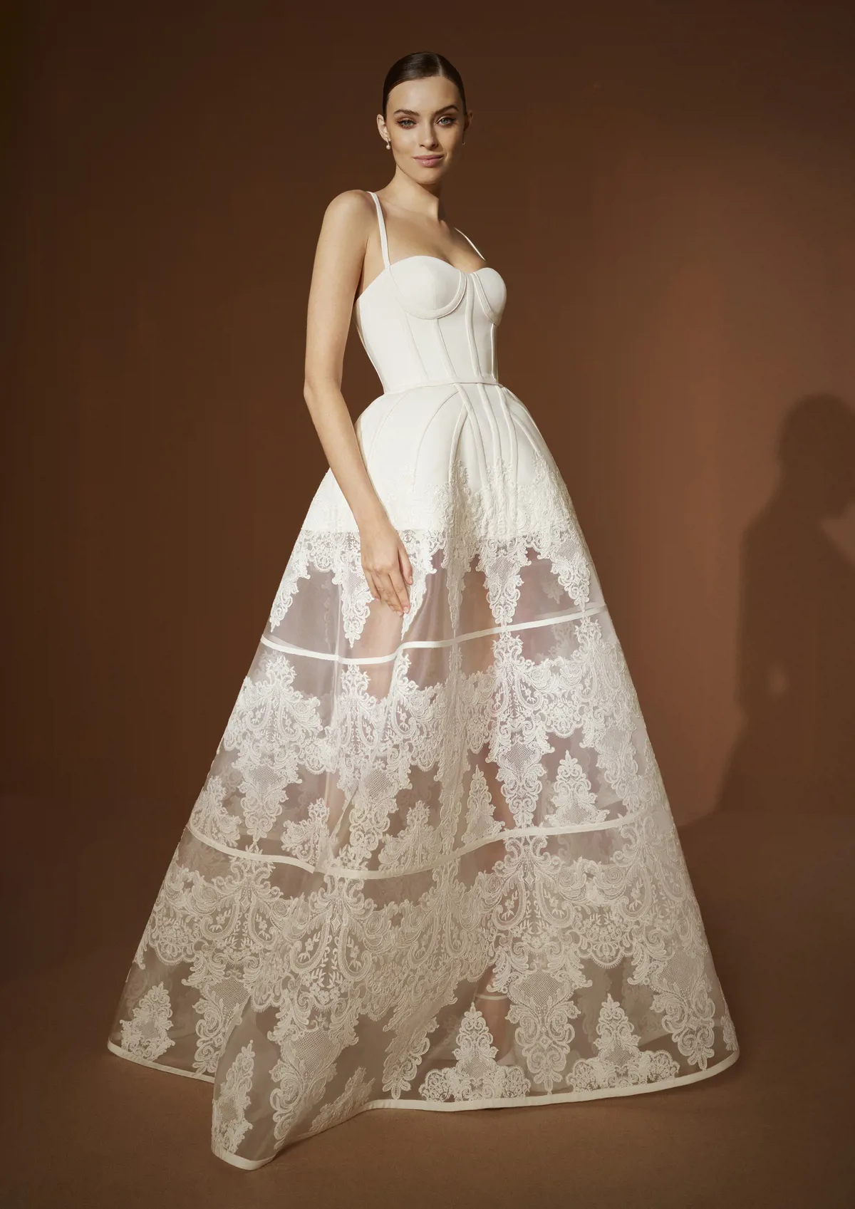 A-lijn trouwjurk Judy van Elisabetta Franchi met korsetlijfje en see-through rok met kant, vooraanzicht.
