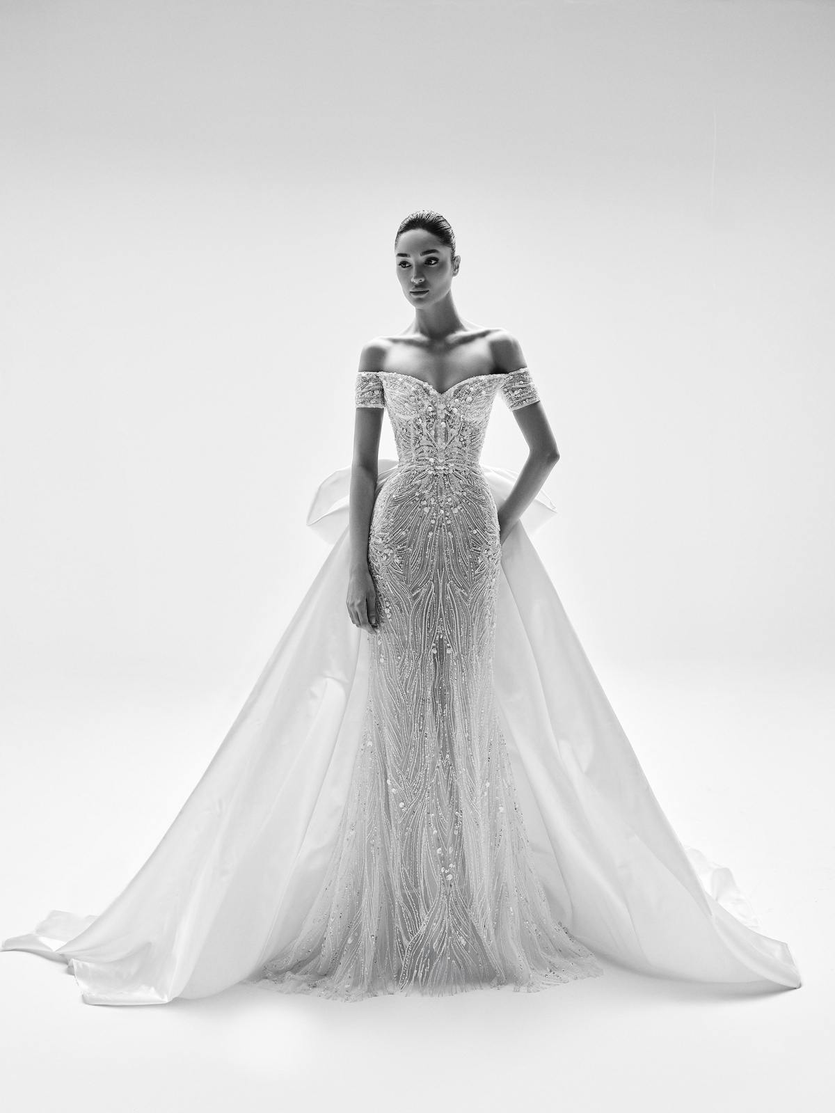 Off-shoulder trouwjurk Yara van Zuhair Murad met glitter en satijnen overrok. Vooraanzicht, exclusief bij Bruidshuis Diana.