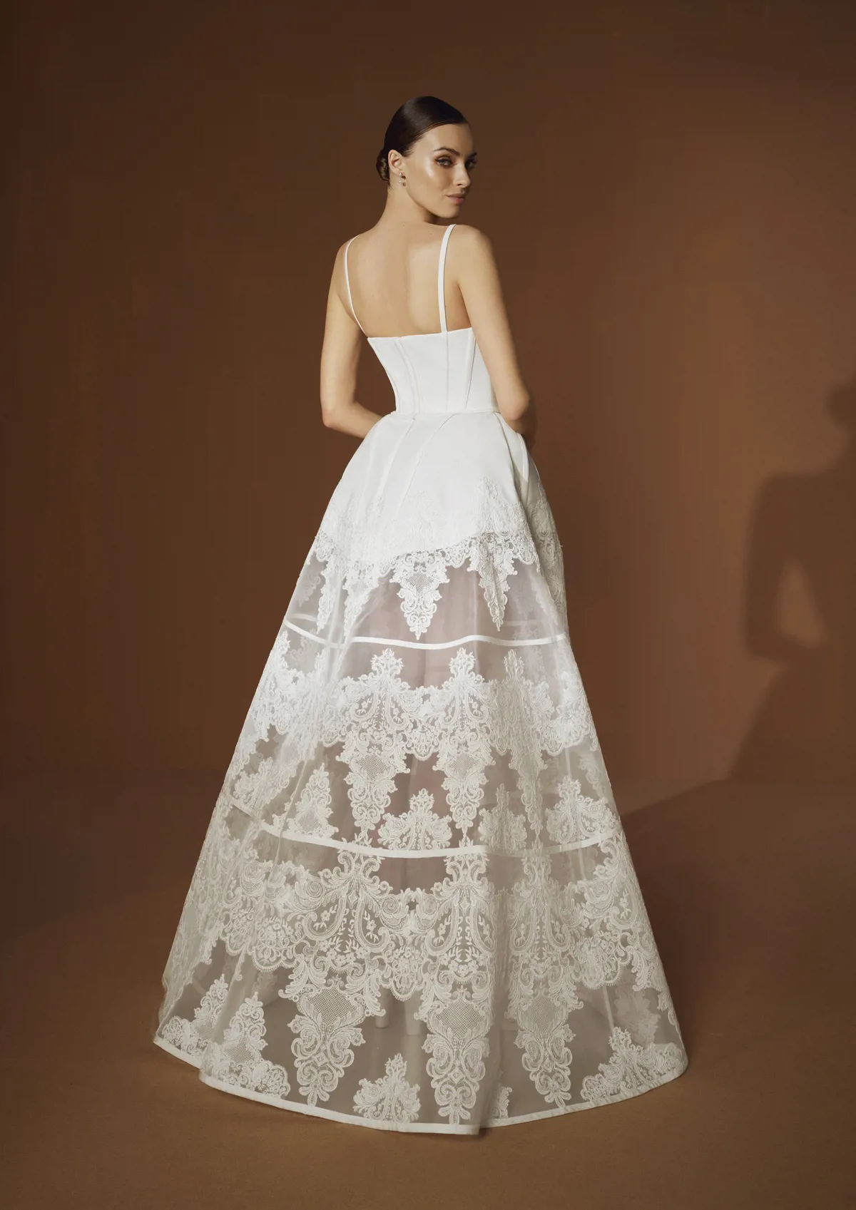 A-lijn trouwjurk Judy van Elisabetta Franchi met korsetlijfje en see-through rok met kant, gezien vanaf de achterzijde.
