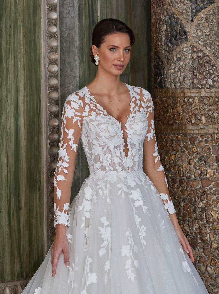 Trouwjurk met lange mouwen 50917 van Diane Legrand. Close-up van het kanten lijfje met diepe V-hals en glitters.