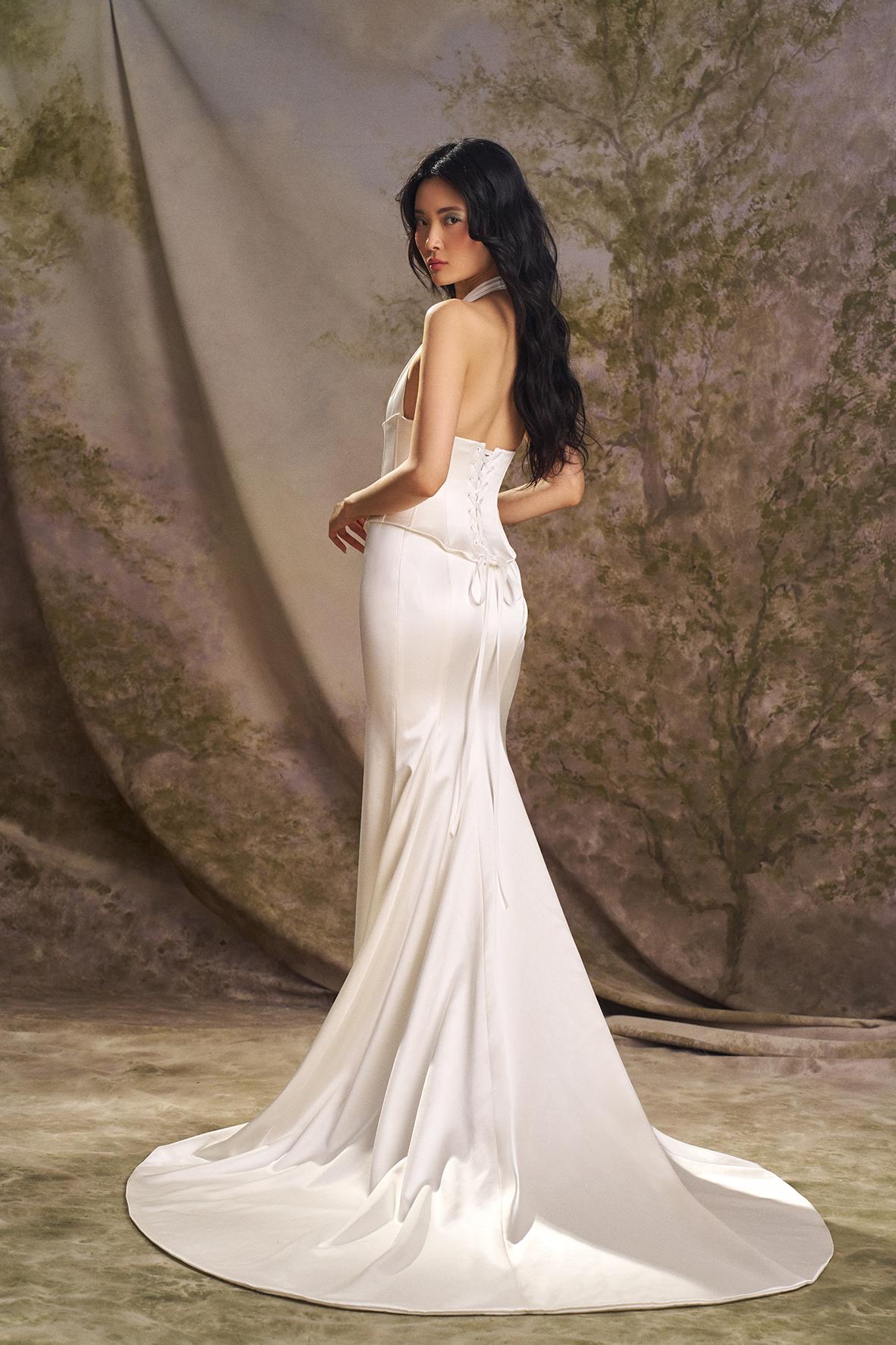 Satijnen zeemeermin trouwjurk Champagne van Ines di Santo. Achteraanzicht van de bruidsjurk met open rug en korset.