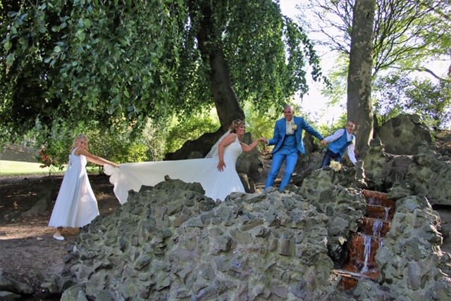 Tamara in trouwjurk op een rots