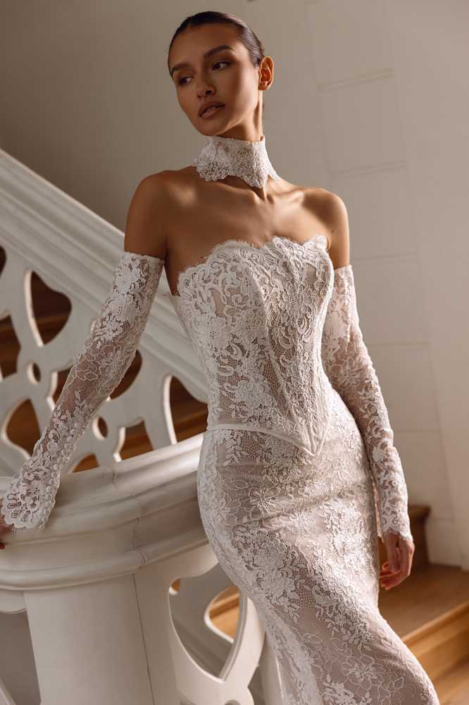 Trouwjurk Rose van Tina Valerdi, helemaal kanten aangesloten jurk met kanten mouwen, basque waist en een kanten collar.