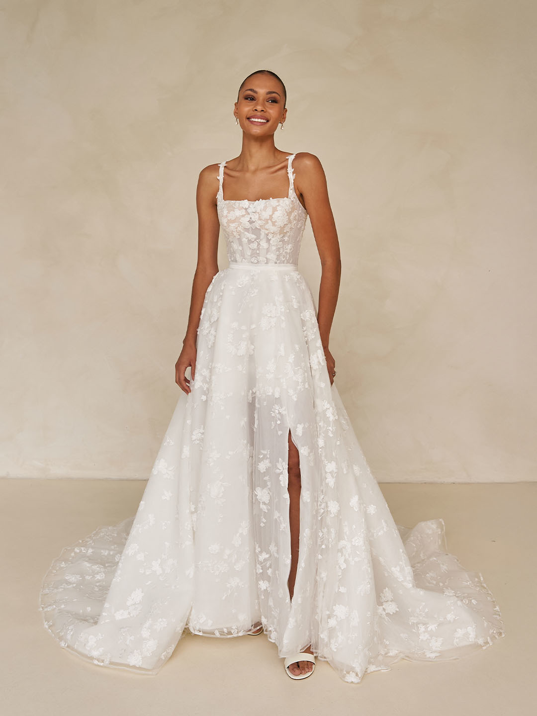 A-lijn trouwjurk WAVERLY van Ines di Santo met split en 3D kant, vooraanzicht, exclusief bij Bruidshuis Diana.
