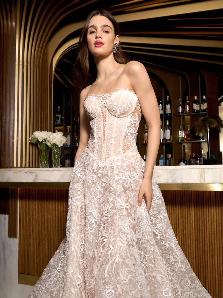 Luxe trouwjurk Martini van Galia Lahav, vooraanzicht met strapless korset en kant, exclusief bij Bruidshuis Diana.