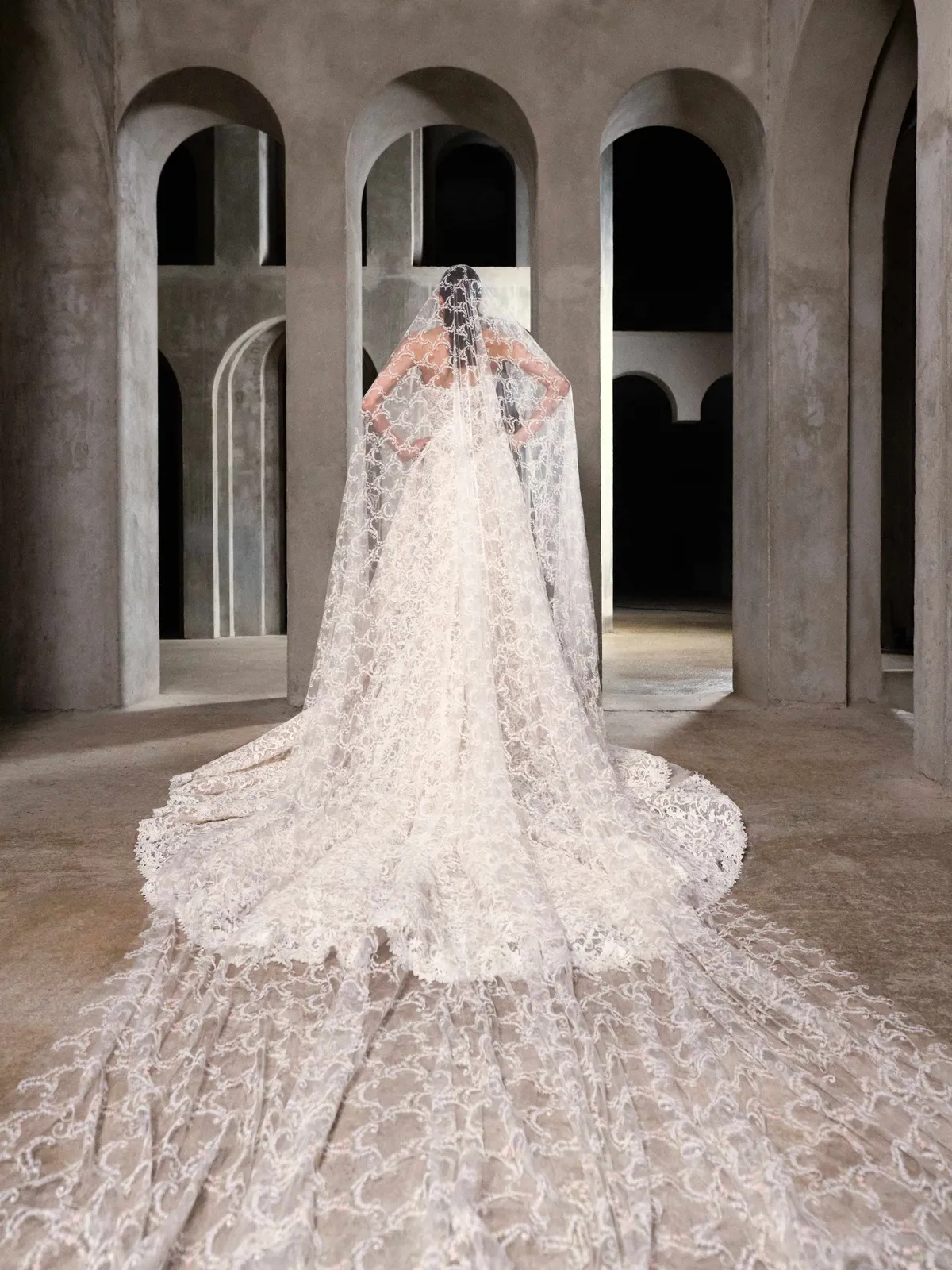 Trouwjurk met kant Midnight van Galia Lahav. Achteraanzicht van de open rug en spectaculaire, lange kanten sleep.
